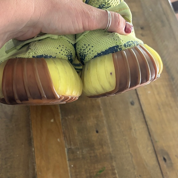 Adidas Yeezy Boost 350 V2 sneakers in the "Semi Frozen Yellow" colorway - Picture 6 of 8